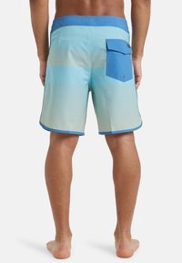 Herren Badeshorts in Hellblau mit horizontalen Streifen, ausgestattet mit einer Gesäßtasche, elastischem Bund und kontrastierenden Einsätzen.