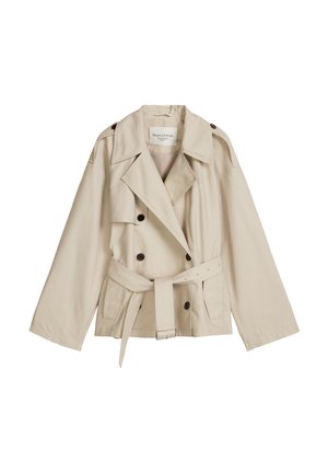 Beige double-breasted trenchcoat met brede revers, schouderepauletten, riem en klepzakken aan de voorkant, plat gelegd op een witte achtergrond.