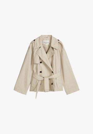 Beige double-breasted trenchcoat met brede revers, schouderepauletten, riem en klepzakken aan de voorkant, plat gelegd op een witte achtergrond.
