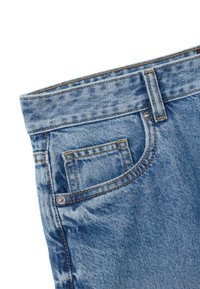 Jean en denim bleu clair avec une coupe classique, doté d'une poche arrière, de coutures visibles et d'une texture légèrement usée.