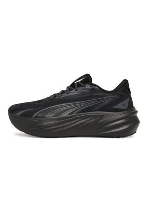 Scarpa da corsa sportiva nera con suola spessa, tomaia in mesh, design con lacci e logo discreto sul tallone e sul lato.
