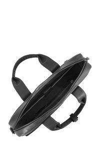 Bolso de cuero negro con dos asas superiores, cierre de cremallera y una superficie texturizada. El interior incluye múltiples compartimentos y un diseño elegante.