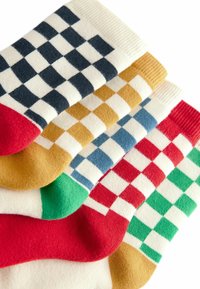 Bunte Socken mit Schachbrettmustern; bieten rote, grüne, blaue, gelbe und marinefarbene Akzente, mit einer weichen, strukturierten Oberfläche und gerippten Abschlüssen.