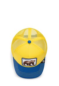 Gorra de malla amarilla con visera azul, presenta un gráfico de un oso y la palabra "FUERZA" en un parche blanco. Cierre ajustable tipo snapback.