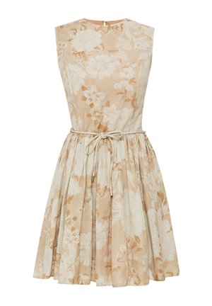 Vestido floral beige con diseño sin mangas, cintura ajustada y falda fruncida. Presenta un cinturón de lazo y una tela ligera y texturizada.
