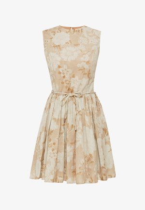 Beige bloemenjurk met mouwloos ontwerp, aansluitende taille en geplooide rok. Heeft een strikceintuur en lichte, gestructureerde stof.
