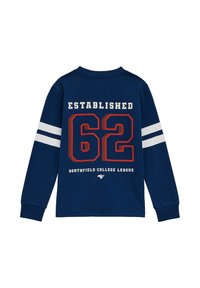 Camisa de manga larga azul marino con rayas blancas en las mangas, gran número rojo "62" y texto blanco "Established" y "Northfield College League" en la parte trasera.