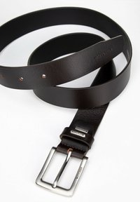 Cintura in pelle marrone con una texture liscia, fibbia rettangolare in argento e buchi visibili per la regolazione. Marchio stampato sulla pelle.