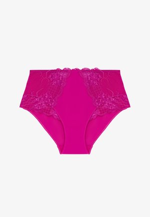 Korkeavyötäröiset alushousut kirkkaan vaaleanpunaisina, joissa on pitsikoristelu vyötäröllä, sileä pinta ja aaltoilevat reunat.