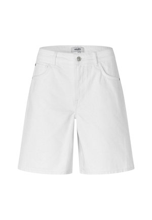 Biele rifľové šortky strednej dĺžky s predným gombíkom, zipsom, pútkami na opasok a bočnými vreckami, zobrazené na jednoliatom pozadí.
