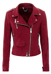 Rød ruskinds motorcykeljakke med lynlåse, sølvhardware og en asymmetrisk front. Har en klapkrave og sidelomme.