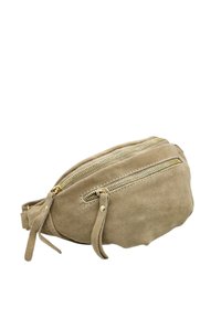 Sac banane en daim beige avec deux poches zippées dorées, forme arrondie et détails en frange sur les côtés. Texture douce et design minimaliste.