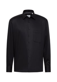 Zwarte shirt met lange mouwen van een gladde stof, met een puntige kraag, een borstzak en zwarte knopen aan de voorkant.