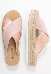 Růžové espadrilky na sandály s designem křížových pásků, kovovými akcenty, jutu na podrážkách a textilním svrškem. Lehoučké a neformální.