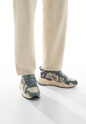 Sneakers sportivi con un motivo camouflage che presenta tonalità di blu, beige e marrone. Sottopiede in tessuto, dettagli texturizzati e suola spessa.