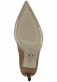 Beige pointed-toe shoe with a glossy finish, textured rubber sole, and brand logo. Size 37, made in Italy.