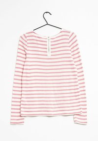 Langärmliges gestreiftes Oberteil in Hellrosa und Weiß, mit strukturiertem Muster, runder Ausschnitt und Reißverschluss auf der Rückseite, aufgehängt an einem schwarzen Haken.
