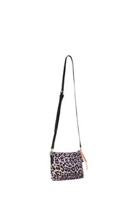 Borsa a tracolla con stampa leopardo viola, tracolla nera regolabile, accento arancione e texture di tessuto liscia. Chiusura con zip.
