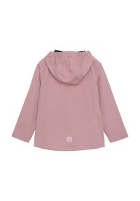 Rosa vattentät jacka med huva, som har en slät yta, elastiska ärmavslut och en logotyp på ryggen. Enkel och funktionell design.