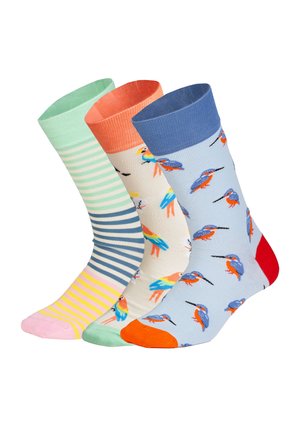 Trzy kolorowe skarpetki za kostkę z wzorami ptaków: w paski w pastelowych kolorach, wielobarwne ptaki na kremowym tle oraz niebieskie ze pomarańczowym palcem i czerwonym obcasem.