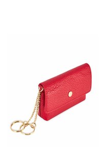 Czerwony skórzany portfel z fakturą, z klapką zamykaną na złoty zatrzask oraz złotym łańcuszkiem z dwoma kółkami na klucze.