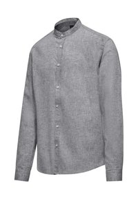 Koszula button-up w jasnoszarym materiale o teksturowym wykończeniu, z wysokim kołnierzem, guzikami z przodu oraz długimi rękawami. Okrągły dół i luźny krój.
