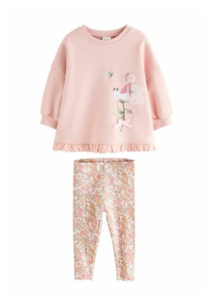 Sudadera rosa con mangas abullonadas, bordado floral y dobladillo con volantes, combinada con leggings de patrón floral en tonos rosa y beige.