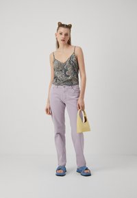Vero Moda VMEASY SINGLET V NECK - Top - laurel wreath/kira