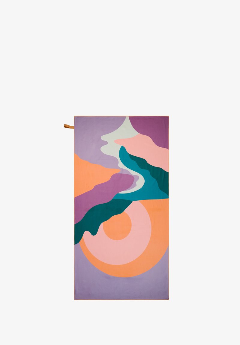 Toalla de playa con diseño abstracto de formas orgánicas en tonos pastel púrpura, rosa, naranja, verde azulado y blanco, con un lazo para colgar, sobre un fondo blanco.
