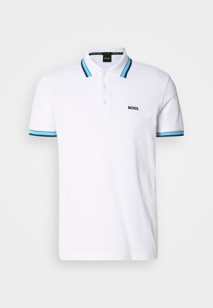 Valge polo särk puuvillast, kahte nupuvajutust sisaldava kaelusega, siniste ja mustade triipudega kaeluse ja varrukate ääres, koos "BOSS" logoga.