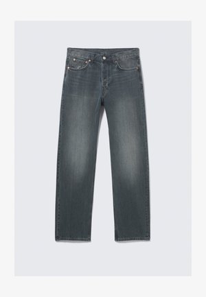 Blugi pentru bărbați cu croială dreaptă, din denim negru decolorat, cu închidere cu nasturi și design cu cinci buzunare, așezați pe o suprafață albă.