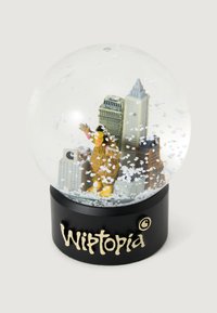 Śnieżna kula z figurką żółtego ptaka machającego wśród miniaturowych wieżowców oznaczonych napisem "Wiptoria" na czarnej podstawie.