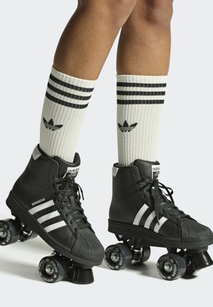 SUPERSTAR 82 SKATE W - Sneaker high - core black/ftwr white/silver met.