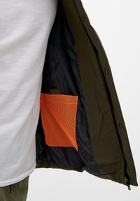 QS MIT ABNEHMBARER KAPUZE - Winterjas - forest night