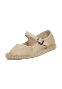 Zapato estilo Mary Jane de ante beige con punta redondeada, correa en el tobillo con hebilla y suela de yute trenzado.