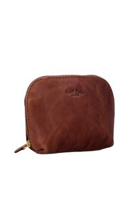 Borsa in pelle marrone con chiusura a zip, forma arrotondata, texture liscia e branding embossato sul davanti, incluso un tirante della zip dorato.