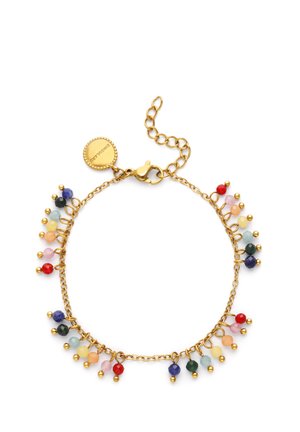Pulsera de cadena dorada con pequeñas cuentas redondas de colores y una placa redonda dorada cerca del broche sobre un fondo blanco.