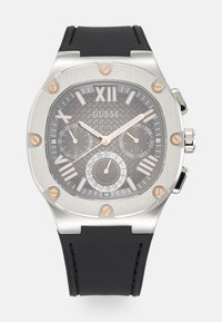 Orologio in acciaio inossidabile argentato con quadrante nero texturizzato, dettagli in oro rosa, indicatori rettangolari, tre sottodial e cinturino in gomma nera.