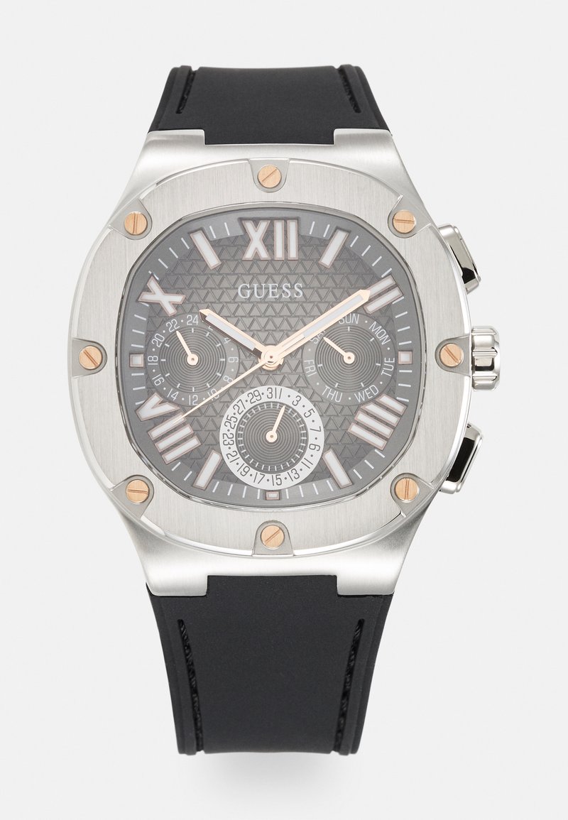 Orologio in acciaio inossidabile argentato con quadrante nero texturizzato, dettagli in oro rosa, indicatori rettangolari, tre sottodial e cinturino in gomma nera.