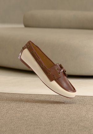 Chaussures bateau - dark brown/beige