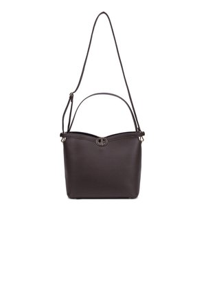 Borsa a mano in pelle nera con un design strutturato, dotata di manici doppi e di una tracolla regolabile. Dettaglio del logo frontale.