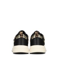 Zapatillas deportivas negras con acento de estampado de leopardo en el talón, parte superior de textura suave y suela blanca.