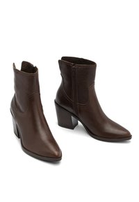 Bocanci de piele maro până la gleznă cu vârf ascuțit și toc bloc. Dispun de un fermoar lateral și un material texturat pentru un detaliu suplimentar.