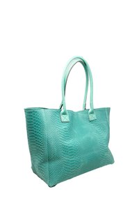 Tyrkis tote bag med et struktureret slangelædermønster, der har to robuste håndtag og firkantede accenter ved fastgørelsespunkterne.