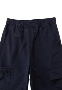 Pantaloni cargo blu navy, con vita elastica, molteplici tasche, texture liscia e cuciture rinforzate sui bordi.