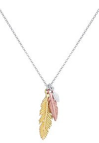 Collana in argento con tre ciondoli a forma di foglia: uno dorato, uno rosa e uno argento, ognuno con texture e motivi dettagliati.