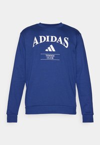 Blå Adidas sweatshirt med lange ærmer, rund halsudskæring, grafisk logo tekst foran og detaljer fra tennis klubben. Blødt bomuldsblanding materiale.