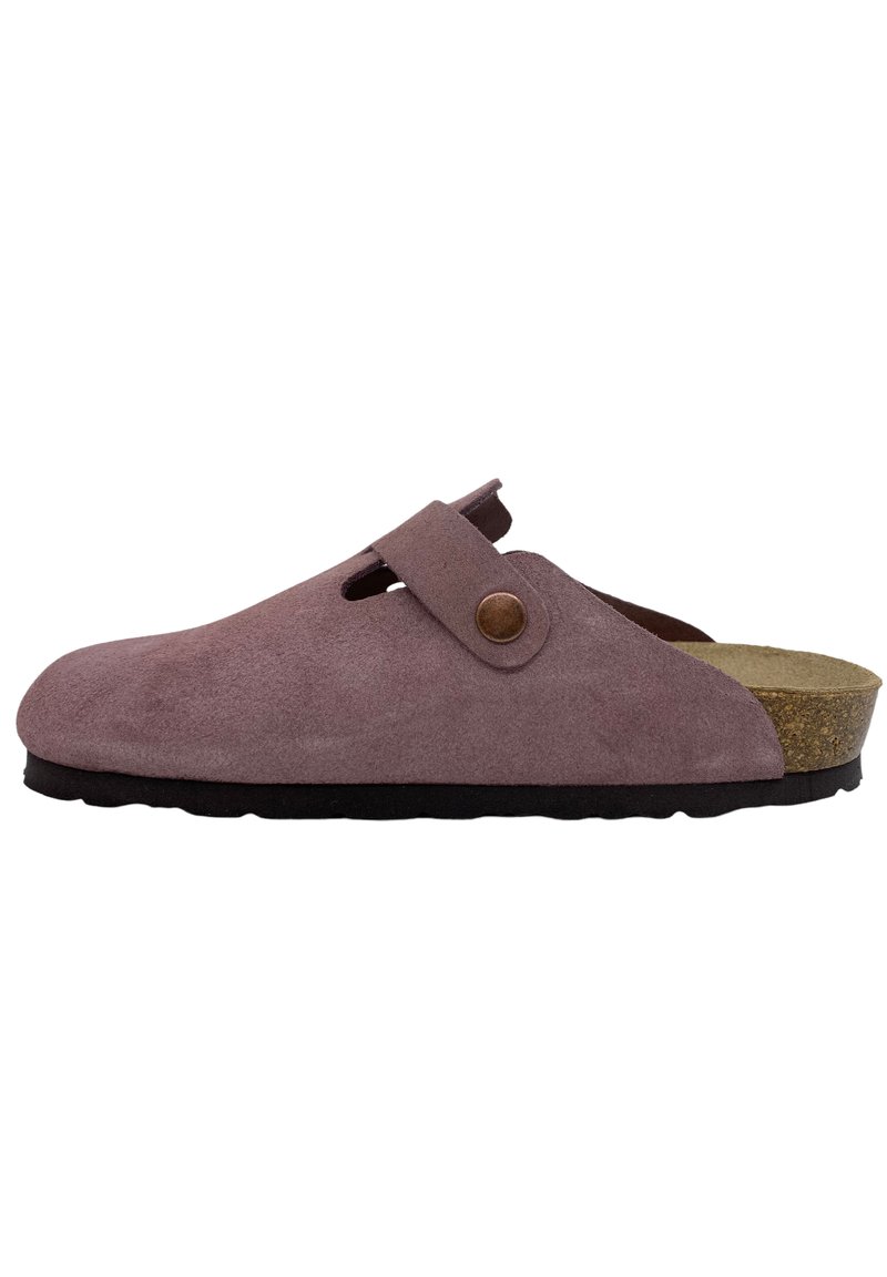 Bottines en daim rose avec un bout rond, une large ouverture, une sangle ajustable et une semelle en liège, reposant sur une semelle noire texturée.