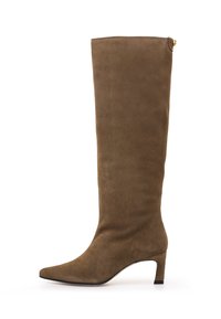 Stivale marrone in camoscio al ginocchio con punta a punta e tacco di 5 cm. Texture liscia e design minimalista con un dettaglio sottile di cucitura.