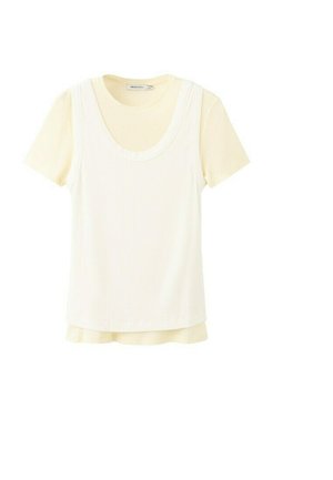 Camiseta de manga corta color crema superpuesta con un top sin mangas acanalado, ambos con escotes redondos, mostrados sobre un fondo blanco.